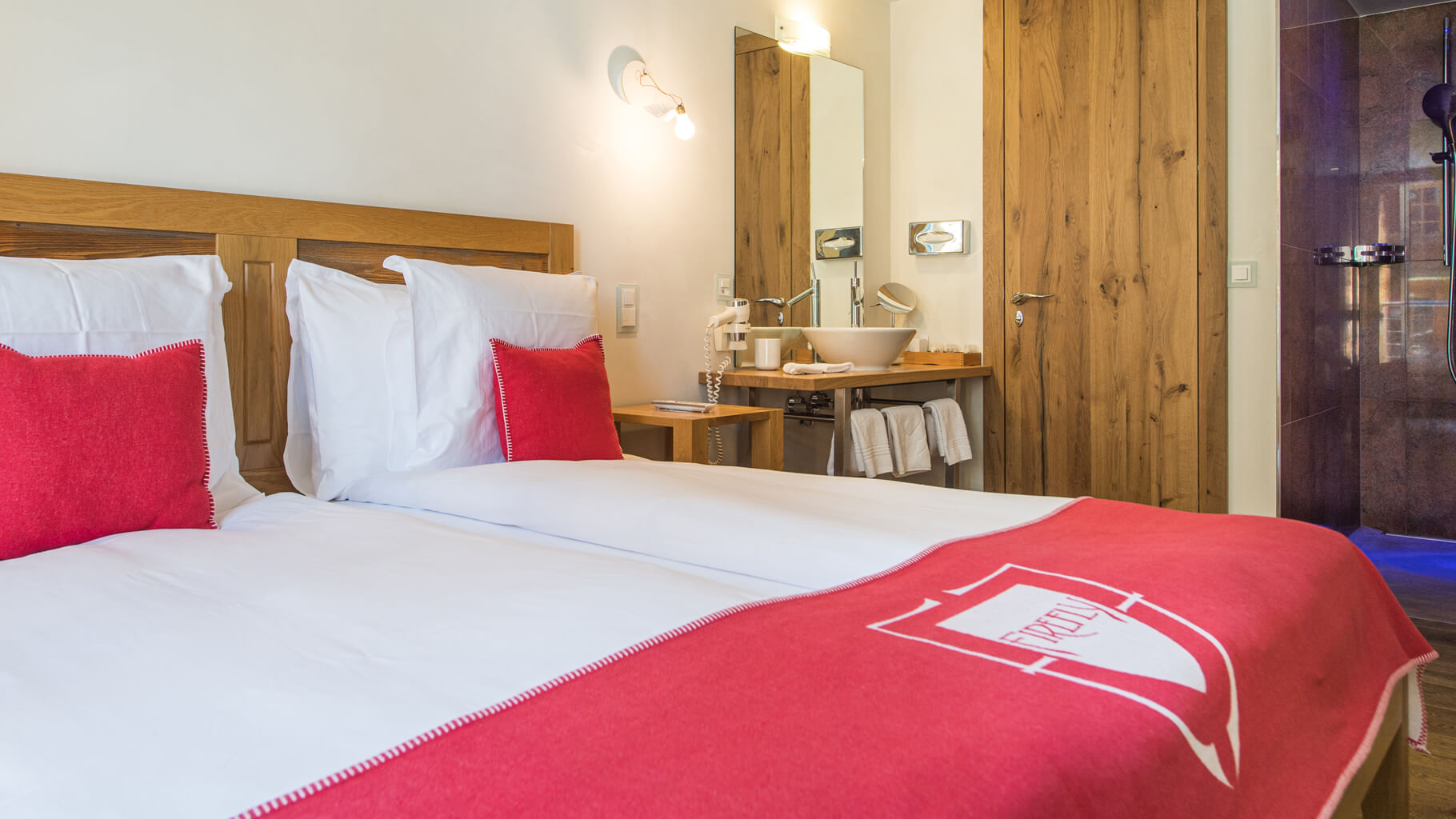 bedroom-garden-suite-hotel-firefly-zermatt-switzerland.jpg